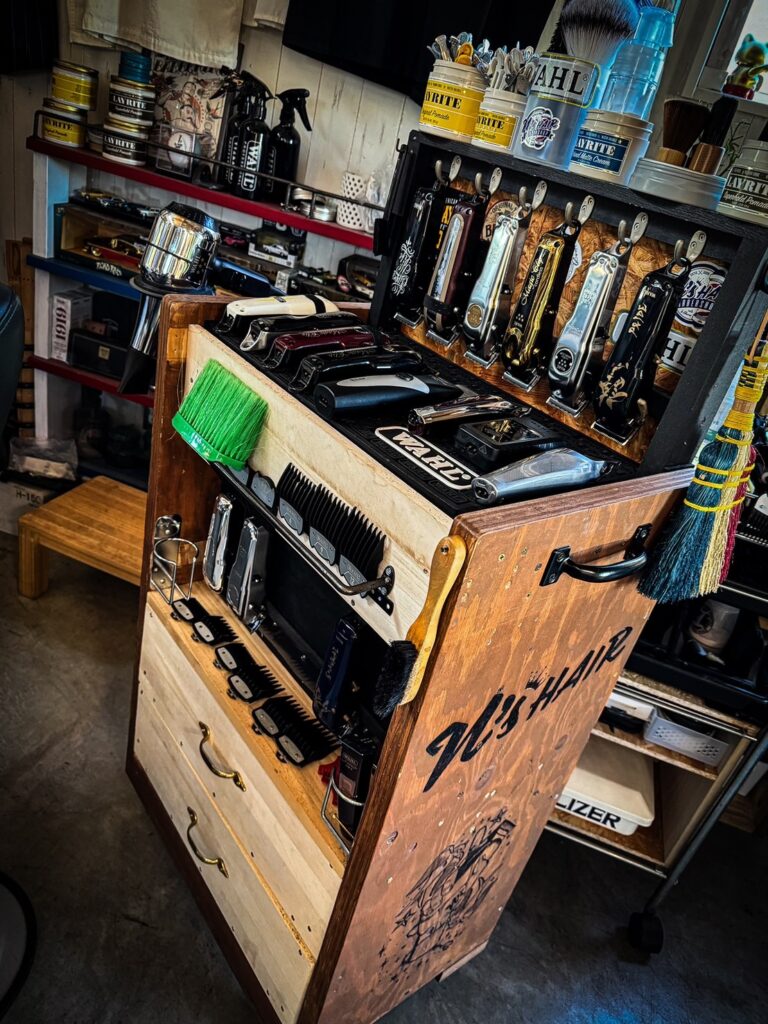 WAHL バリカン 中田さんのワゴン 全体