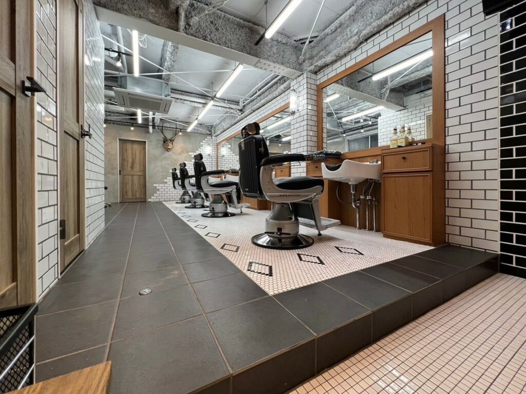 施工事例　床屋　バーバーショップ　内装写真