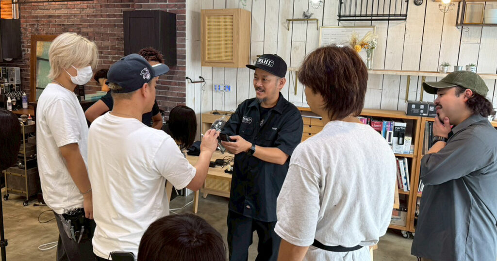 WAHL フェードカットセミナー 機種説明の様子の写真