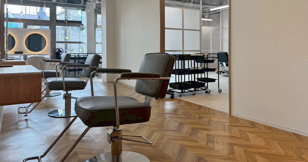 Framu design スタイリングチェア クシカ サロンに調和するデザインの写真①