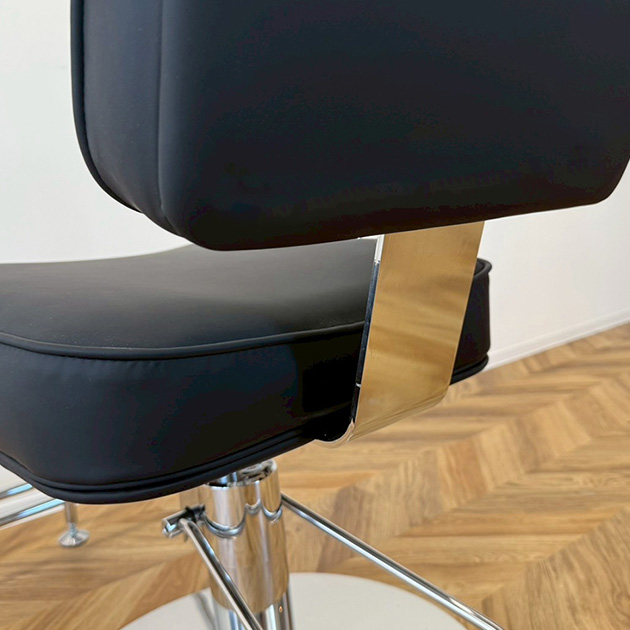 Framu design スタイリングチェア クシカ 背面のクロムメッキプレートの画像