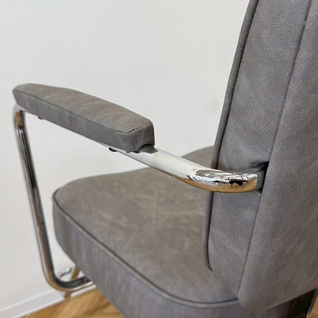 Framu design スタイリングチェア クシカ 背もたれとアームのジョイント部の画像