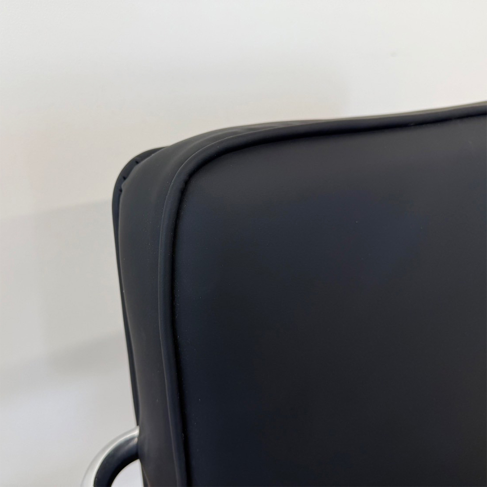 Framu design スタイリングチェア クシカ ブラックの生地画像