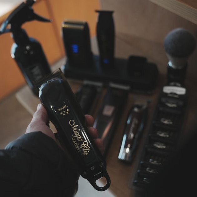 長嶺ジロウさんの、WAHLのバリカン、クリッパー、トリマー、周辺グッズが並べられたワークスペースの画像②